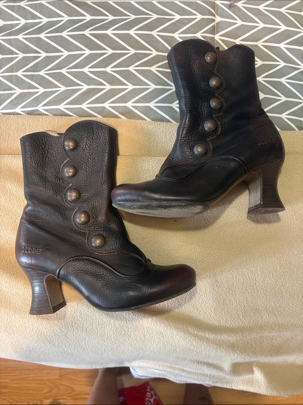Women's Black Leather Mid-Calf Button-Accent Heeled Boots